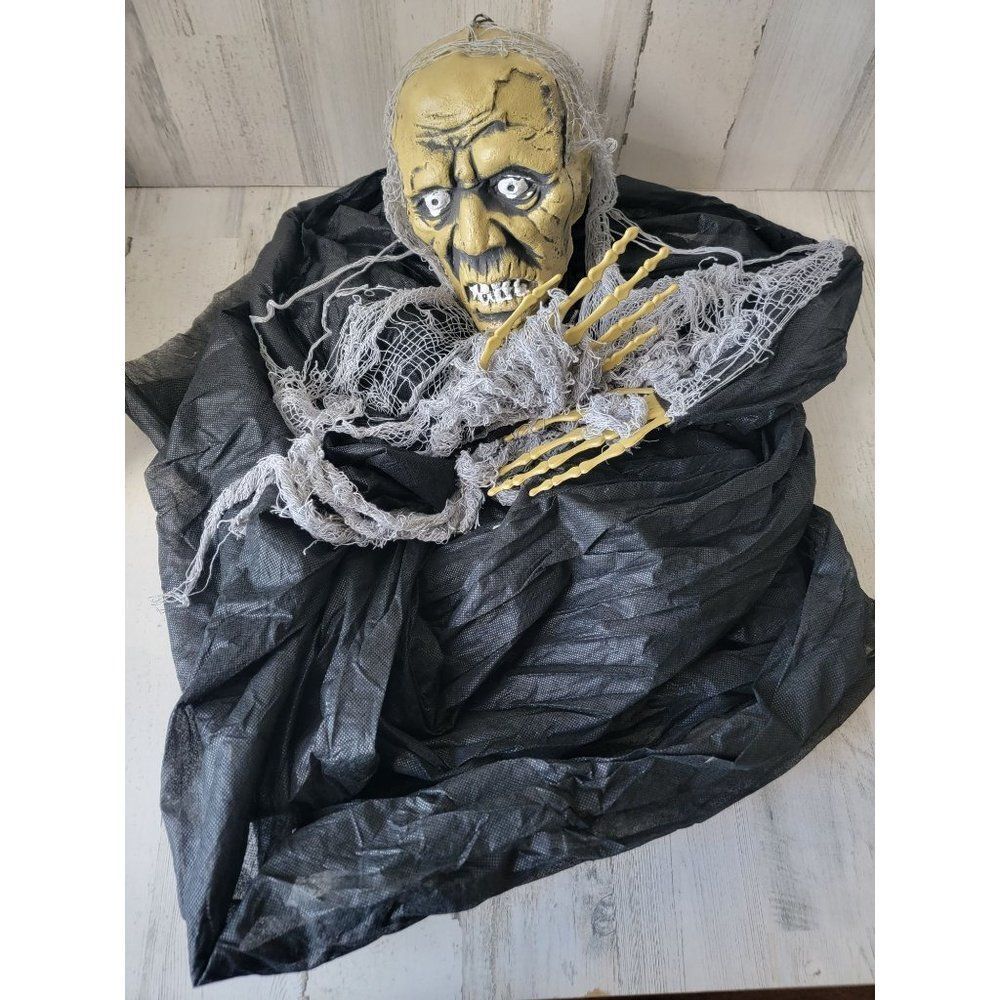 Hanging zombie‎ creepy ground keeper Halloween prop decor